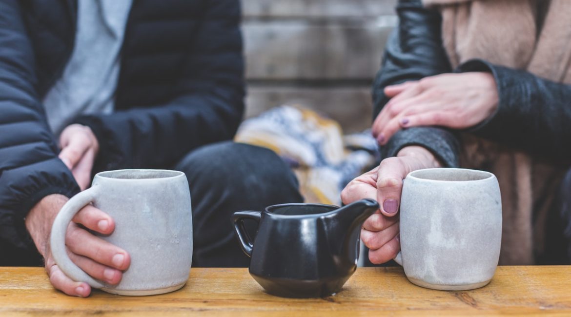 Mand og dame på date drikker kaffe