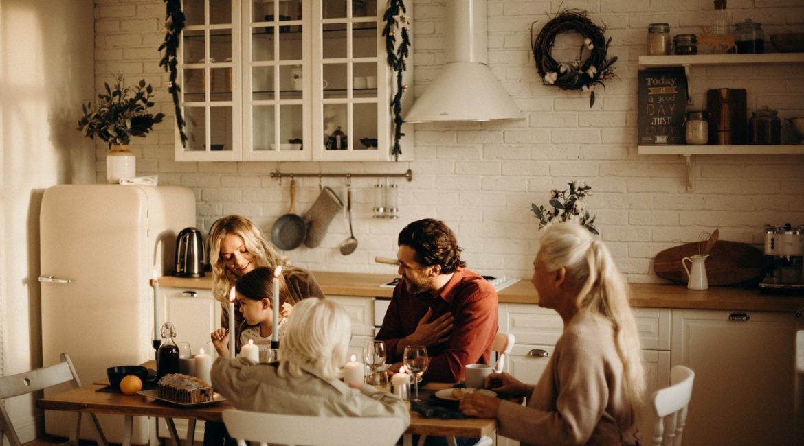 Familie spiser mad sammen i spisestuen