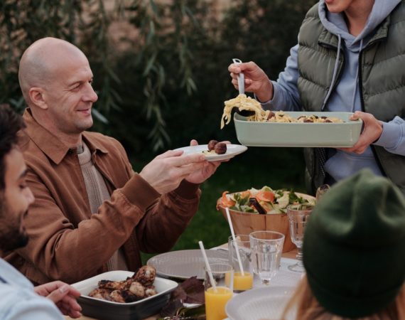 Person får serveret mad til middag